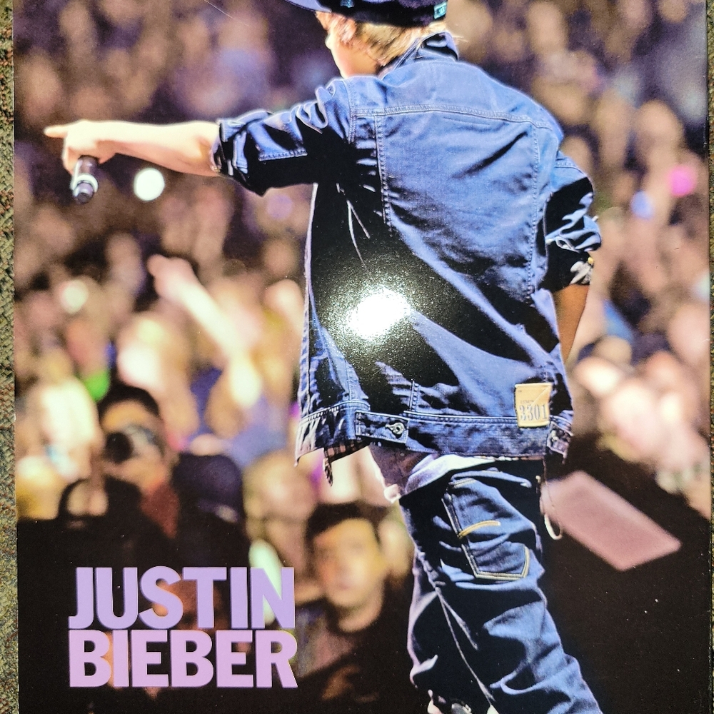 Justin Bieber Life Story-2 mags & 1 concert pictorial book (initialed by Justin) - Picture 11 of 14